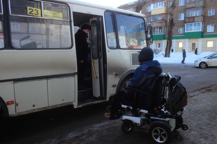 Водитель автобуса в Омске выгнал из салона женщину на инвалидной коляске