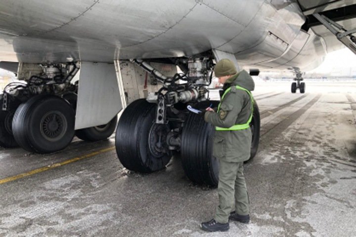 СК проводит проверку после двух экстренных посадок грузового самолета в Новосибирске