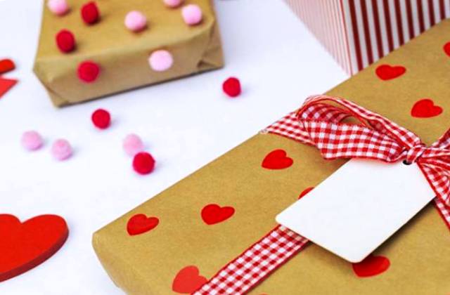 Что подарить и как поздравить сотрудников и учителей в День Святого Валентина