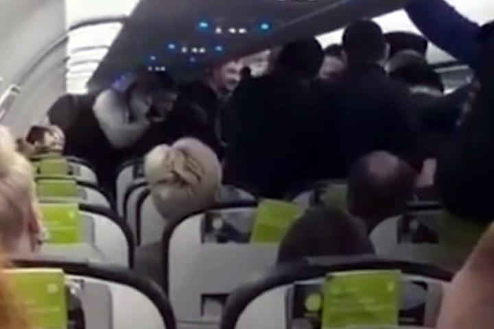 Пассажирам самолета в Новосибирске пришлось помогать полицейским задержать дебоширов