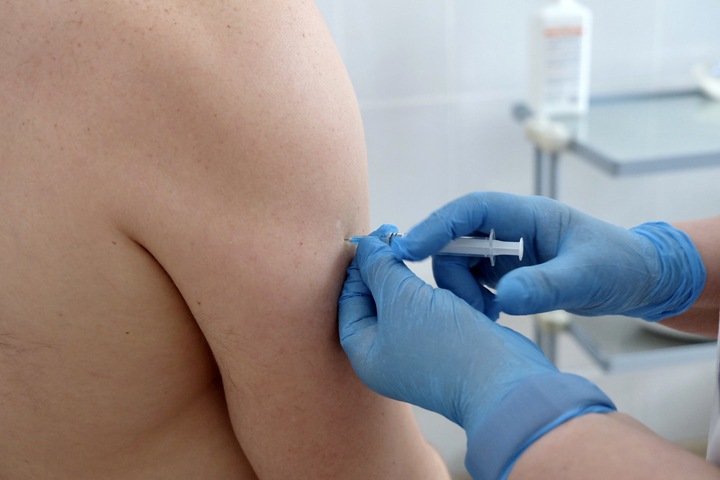 Испытатели московской вакцины от коронавируса массово заболели в Новосибирске