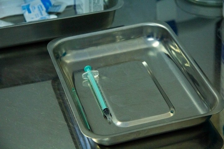 Новосибирский минздрав начал проверку после многочасовой очереди на прививку от COVID-19