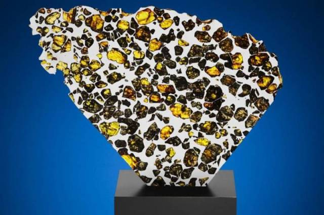 Космический камень: сколько стоят редкие и красивые метеориты