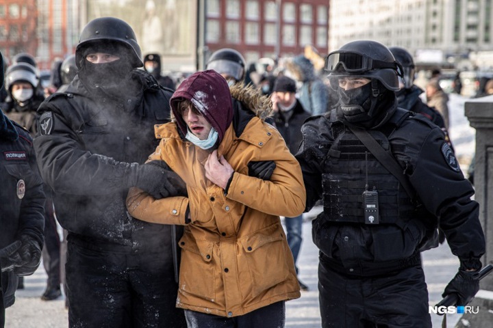 СК проверяет избиение участника новосибирского митинга полицейским