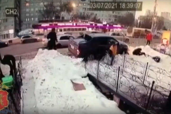 Пикап врезался в толпу людей на остановке в Красноярске: пострадали четыре человека