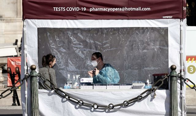 Макрон призывает французов к терпению: надежда только на вакцину