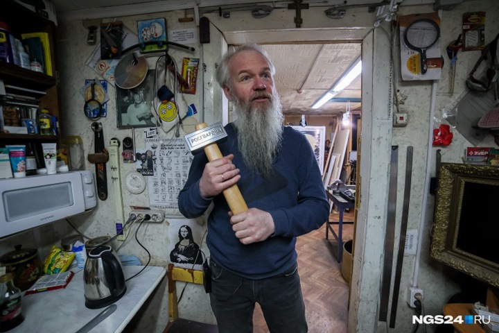 Сибирский художник сделал кувалду для взлома квартир оппозиционеров