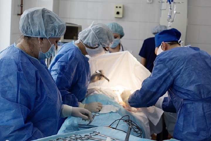 Новосибирские хирурги прооперировали девушку с увеличившейся в 125 раз опухолью в груди