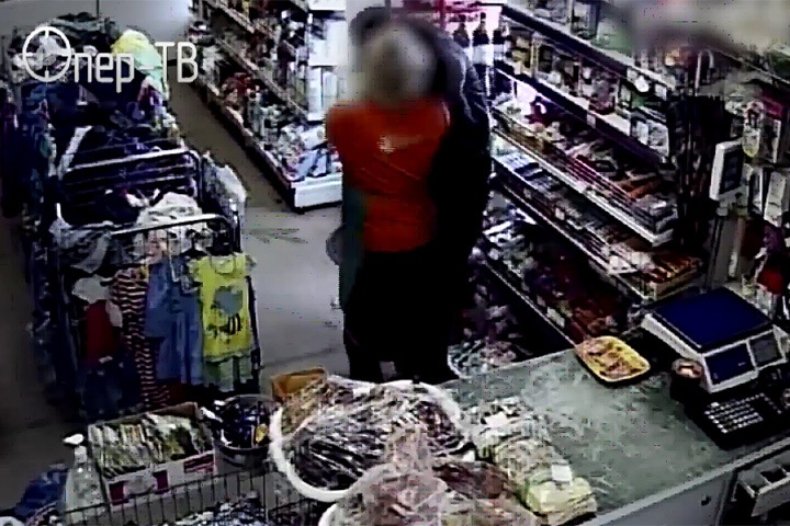 Продавщица магазина в Кузбассе скрутила напавшего на нее с ножом грабителя