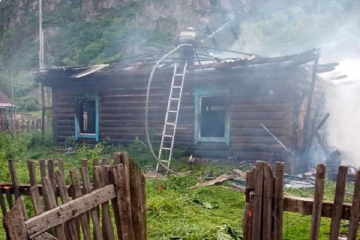 Трое детей погибли при пожаре на Алтае