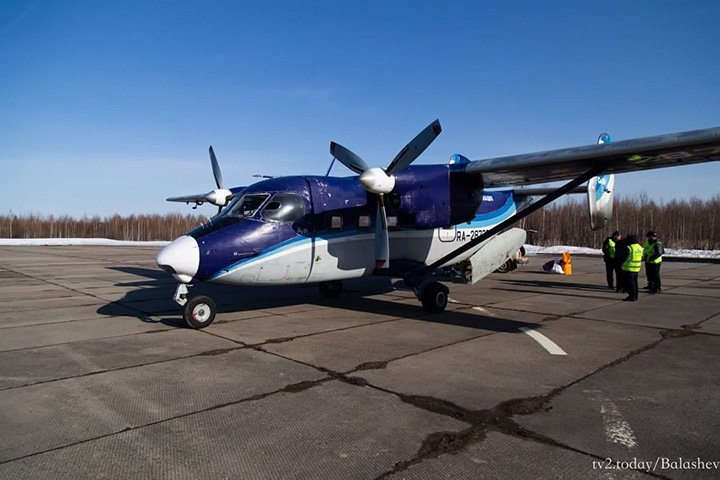 Самолет с 17 людьми совершил жесткую посадку в Томской области