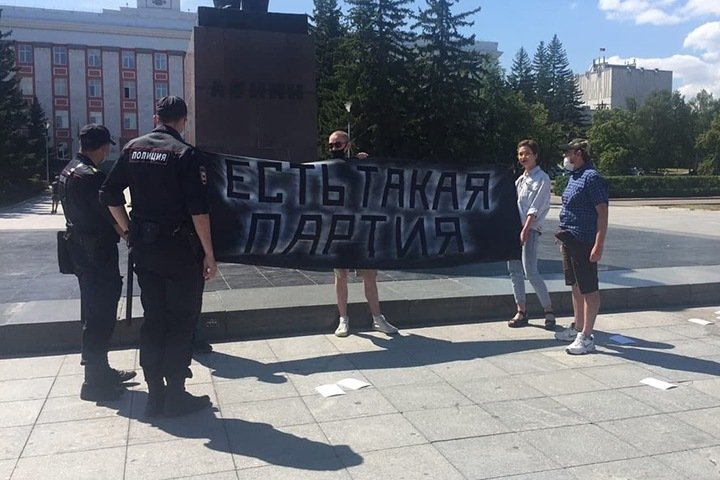 Полиция задержала нацболов в центре Барнаула