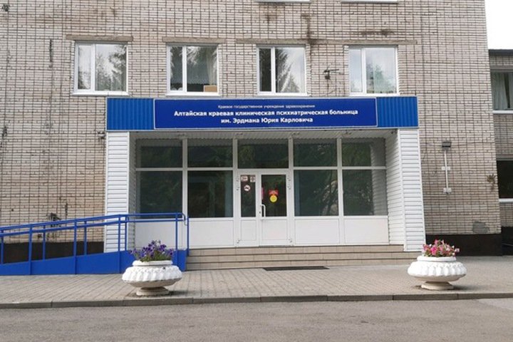 Медсестра из алтайской краевой больницы пожаловалась в прокуратуру на невыплату премий