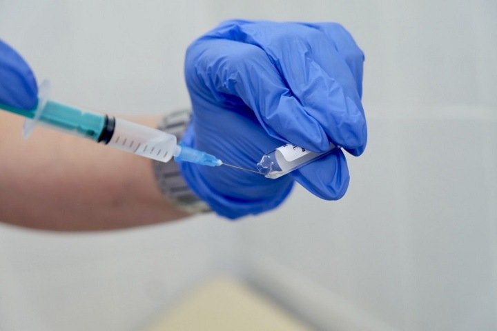 Введение обязательной вакцинации и QR-кодов допустили в Новосибирской области
