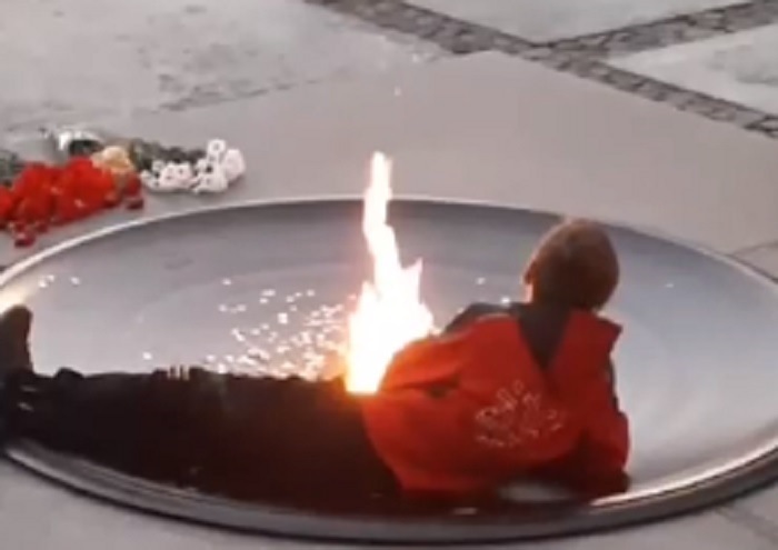 Полиция проверит подростков, развлекавшихся у Вечного огня в Новосибирске