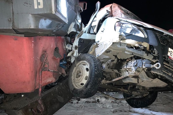 Пятеро погибли в Красноярском крае после столкновения тепловоза и грузовика
