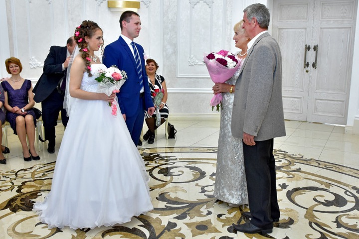 Число участников свадеб в Новосибирске ограничили до восьми