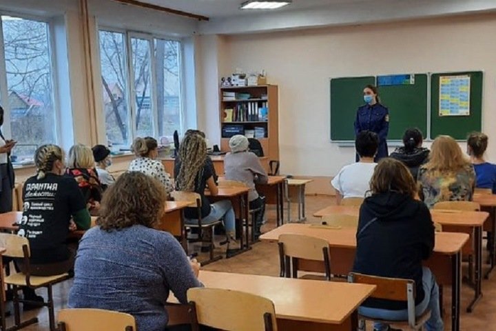 Сотрудники СК начали приходить на родительские собрания в кузбасских школах