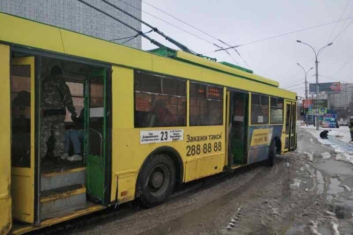 СК начал проверку после удара девушки током в новосибирском троллейбусе