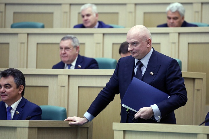 Только один сибирский сенатор проголосовал против отмены партсписков на выборах и ослабления местной власти