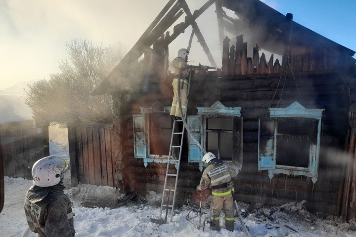 Три человека погибли при пожаре в бурятском селе