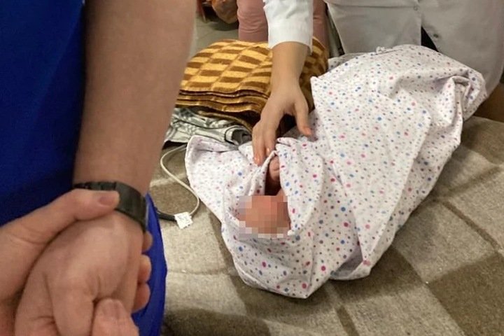 Новорожденную девочку нашли в коробке около села под Новосибирском