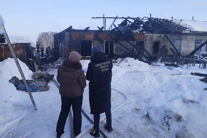 СК возбудил дело о халатности после гибели женщины и двух детей при пожаре под Новосибирском